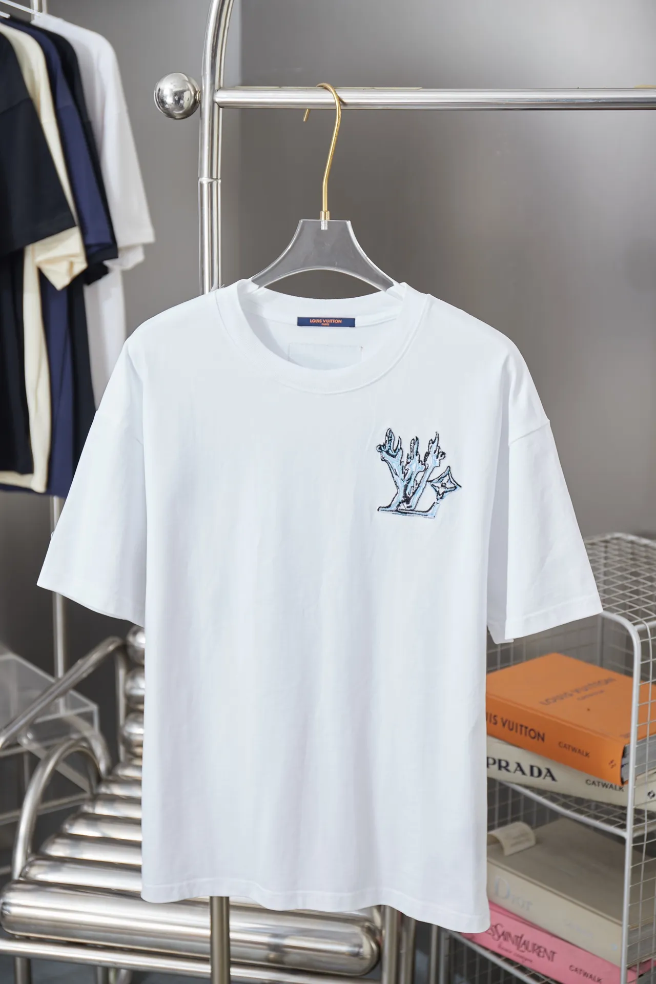 🅿️200 1V 25SS early spring new style short sleeves with embroidered letters, light luxury, a must-have item for daily commuting for men and women, correct version, welcome to compare, detailed features · 320g 100% pure cotton double yarn jersey fabric · Special thickened 32 pieces of double yarn 1X1 thread in the same vat · Imported Tajima machine hollow show embroidered flame Lv graphic letters. Ready-made clothes are washed to make the embroidery soft. · Double-needle sewing and cross-seam technology · Original main mark, washed tag, brand moisture-proof paper packaging Color: black/white Size: S/M/L/XL